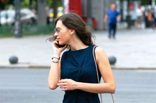 Mujer hablando por teléfono en la calle