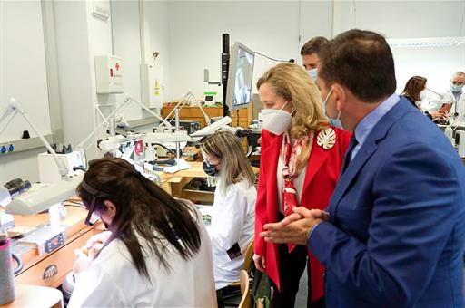 Nadia Calviño durante su visita a las instalaciones de la Escuela de Joyería de Córdoba