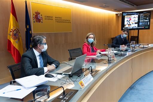 La vicepresidenta segunda, Nadia Calviño, y el secretario de Estado Roberto Sánchez