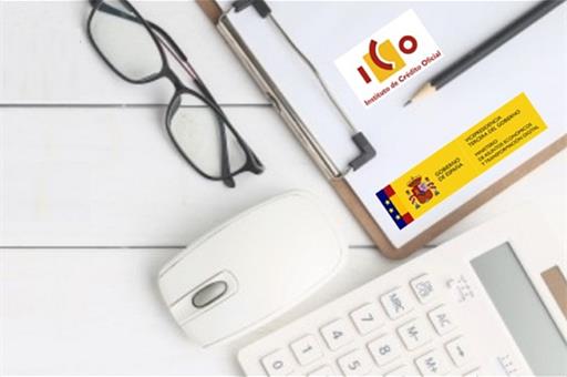 Gafas, ratón, calculadora y un block de notas con el logo del ICO