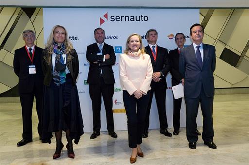 Nadia Calviño junto a los asistentes al acto