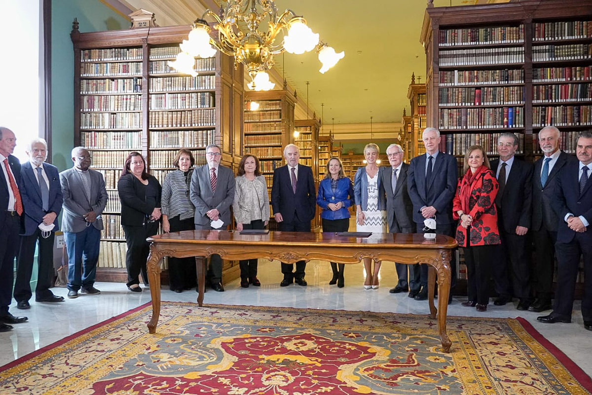 Nadia Calviño junto a los asistentes al acto