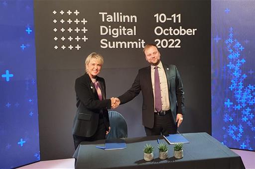 La secretaria de Estado Carme Artigas y el representante del gobierno de Estonia, tras la firma de la Declaración conjunta