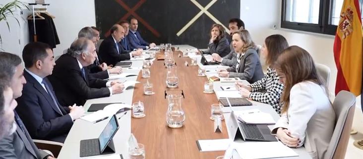 Nadia Calviño durante la reunión que ha mantenido con los representantes de las fundaciones bancarias