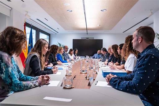 Encuentro entre la vicepresidenta en funciones, Nadia Calviño, con los familiares de los afectados por los atentados en Israel