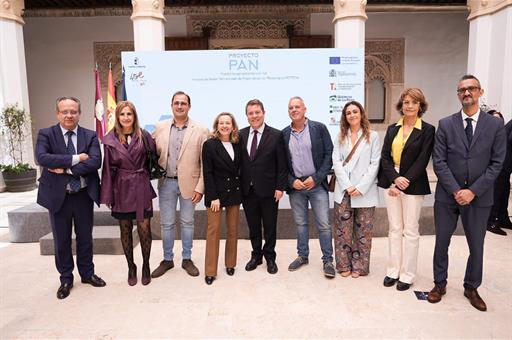 Nadia Calviño y Emiliano García Paje junto a otros participantes en el acto
