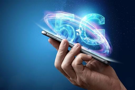 Una mano sujetando un móvil con tecnología 5G