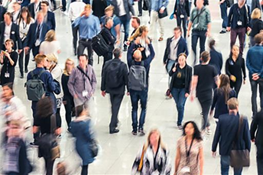 Personas caminando en una calle