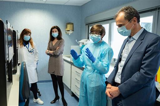 Pedro Duque, en el Centro Nacional de Microbiología, con la directora del ISCIII, Raquel Yotti, y dos investigadoras del centro