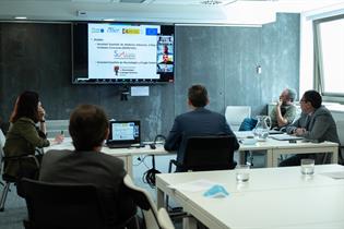 El ministro y su equipo, durante la reuni&oacute;n por videoconferencia