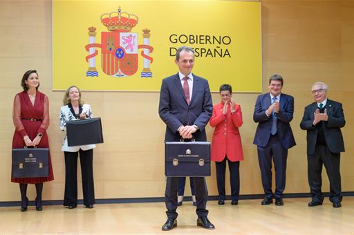El ministro de Ciencia e Innovación, Pedro Duque, con su cartera de ministro de Ciencia e Innovación