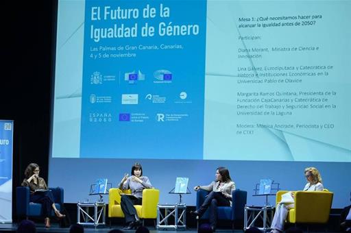 Diana Morant junto a otras participantes en el acto