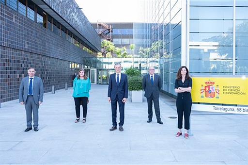 Foto de familia del ministro Duque en el acto de presentación