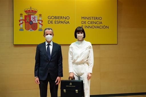 La ministra de Ciencia e Innovación, Diana Morant, y su predecesor en el cargo, Pedro Duque