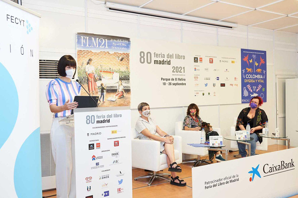 Foto de familia de la ministra en la Feria del Libro de Madrid 2021