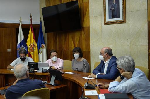 La ministra de Ciencia e Innovación, Diana Morant, preside una reunión institucional en el Cabildo insular de La Palma