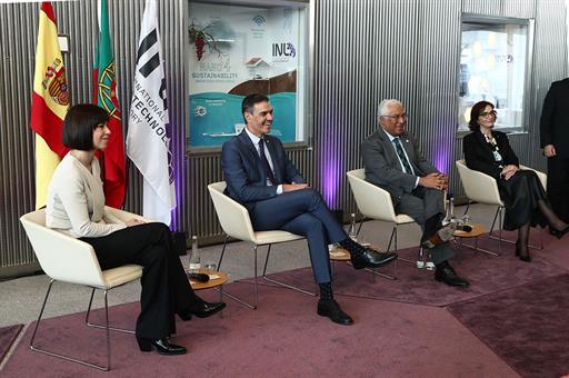 El presidente español Pedro Sánchez, el primer ministro portugués António Costa, y las ministras Diana Morant y Elvira Fortunato