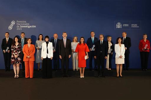 Los Reyes, los ministros Diana Morant y Joan Subirats, la alcaldesa de Barcelona y los premiados