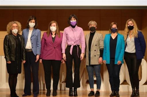 La ministra Diana Morant junto a otras participantes en la presentación del informe