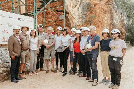 Foto de familia durante la visita de la ministra Diana Morant a los yacimientos de la sierra de Atapuerca 