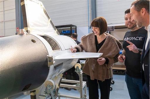 La ministra de Ciencia e Innovación, Diana Morant, en su visita a la empresa PLD Space