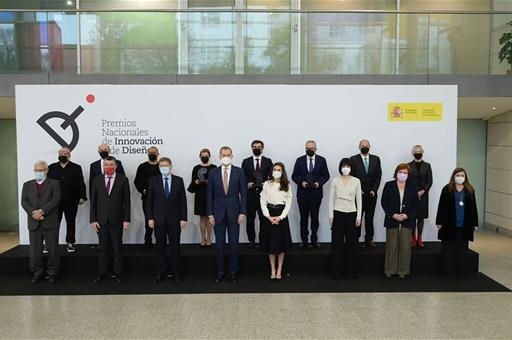 Foto de familia del acto de entrega de los Premios Nacionales de Innovación y de Diseño 2021