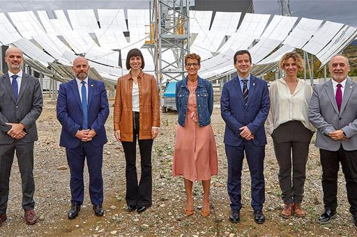 Foto de familia de la visita de la ministra de Ciencia e Innovación, Diana Morant, a las instalaciones del CENER