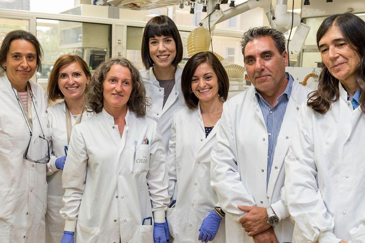 La ministra de Ciencia e Innovación, Diana Morant, junto a investigadores del Centro Nacional de Investigaciones Oncológicas