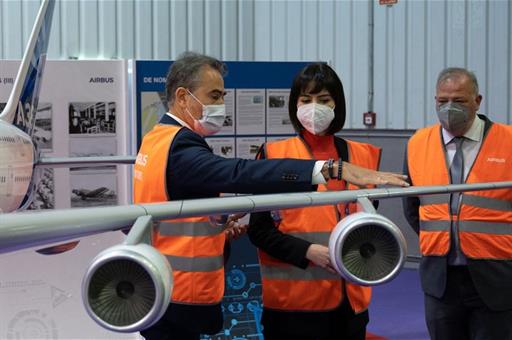 La ministra Diana Morant durante su visita a las instalaciones de Airbus en Getafe (Madrid)