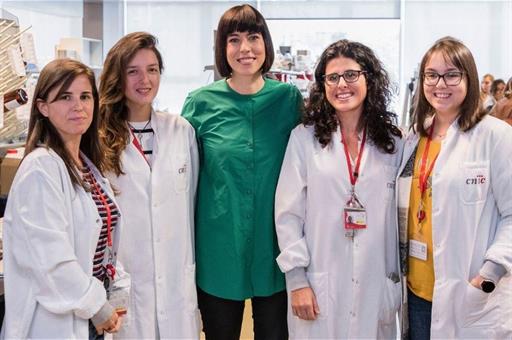 La ministra Diana Morant, con varias investigadoras del Centro Nacional de Investigaciones Cardiovasculares (CNIC)