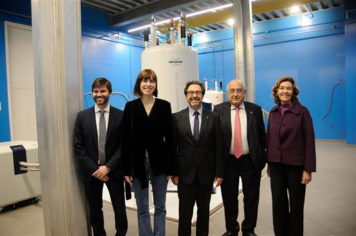 La ministra de Ciencia e Innovación, Diana Morant, junto a otros asistentes al acto de inauguración