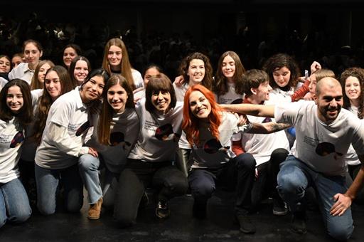 Diana Morant junto a los astronautas españoles de la Agencia Espacial Europea y alumnos de ciencias.