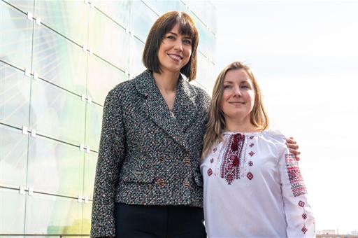 La ministra de Ciencia e Innovación, Diana Morant, y la investigadora ucraniana Oksana Udovyk.