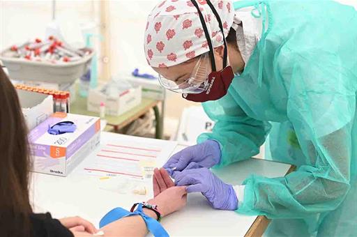 Una enfermera hace un test de seroprevalencia a una mujer