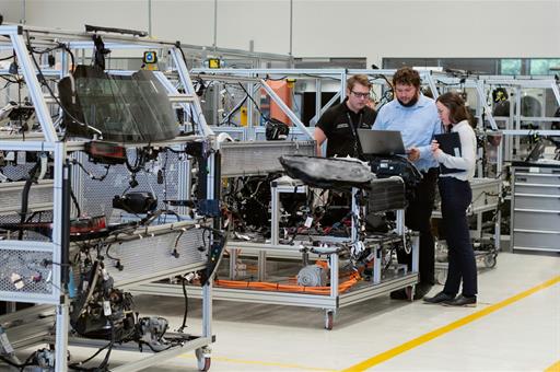 Ingenieros trabajando en un prototipo