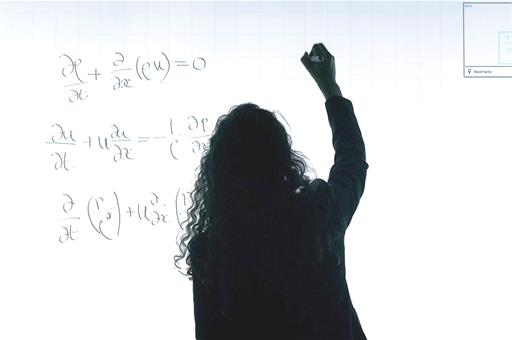 Científica escribe fórmulas en una pantalla