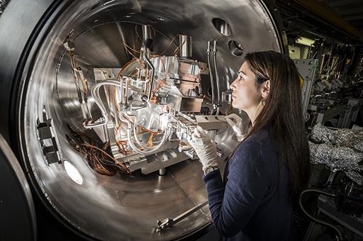 Investigadora trabajando en un prototipo