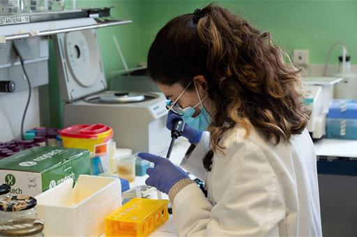 Investigadora del CSIC en un laboratorio