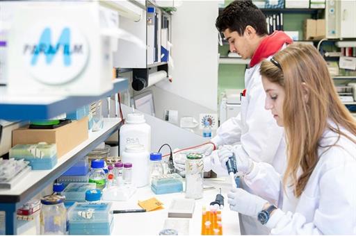 Jóvenes investigadores en un laboratorio