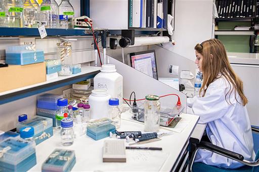 Investigadora en un laboratorio