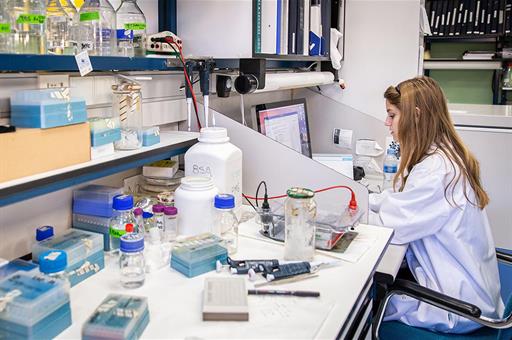 Joven investigadora en un laboratorio