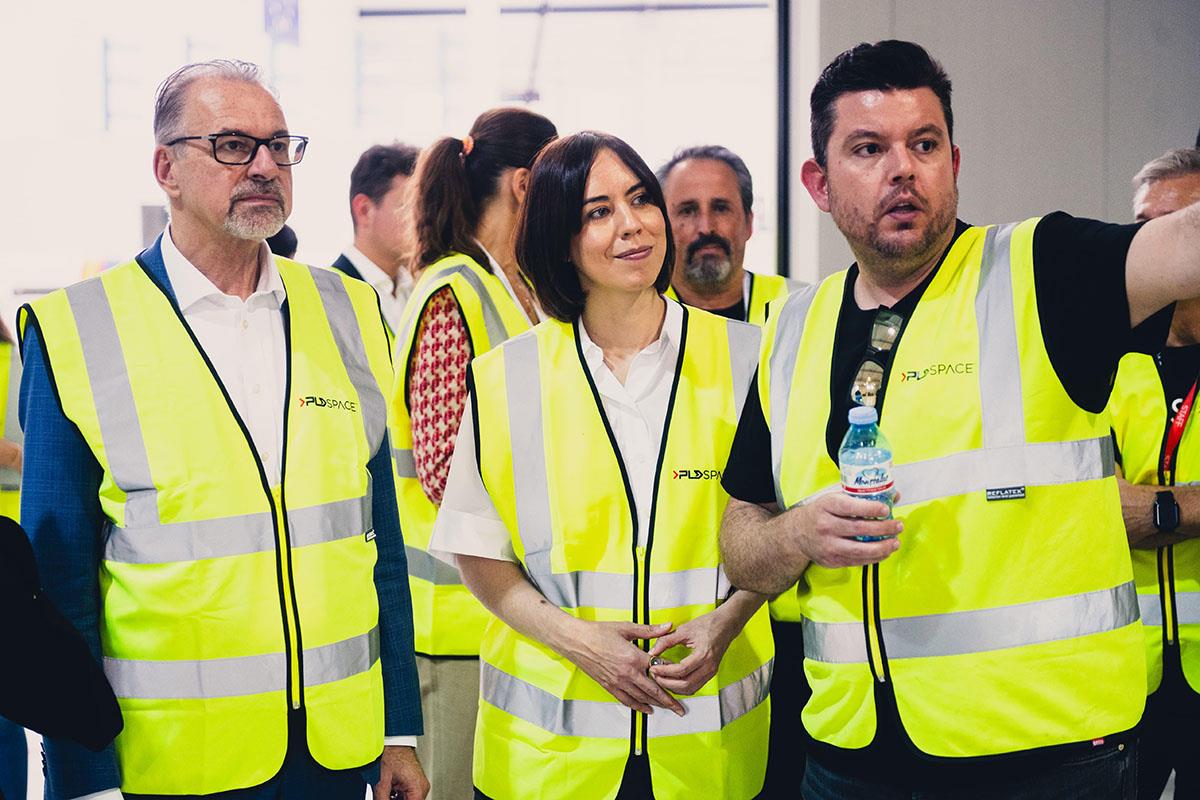 La ministra de Ciencia, Innovación y Universidades, Diana Morant, durante su visita a la sede de la empresa PLD Space en Elche