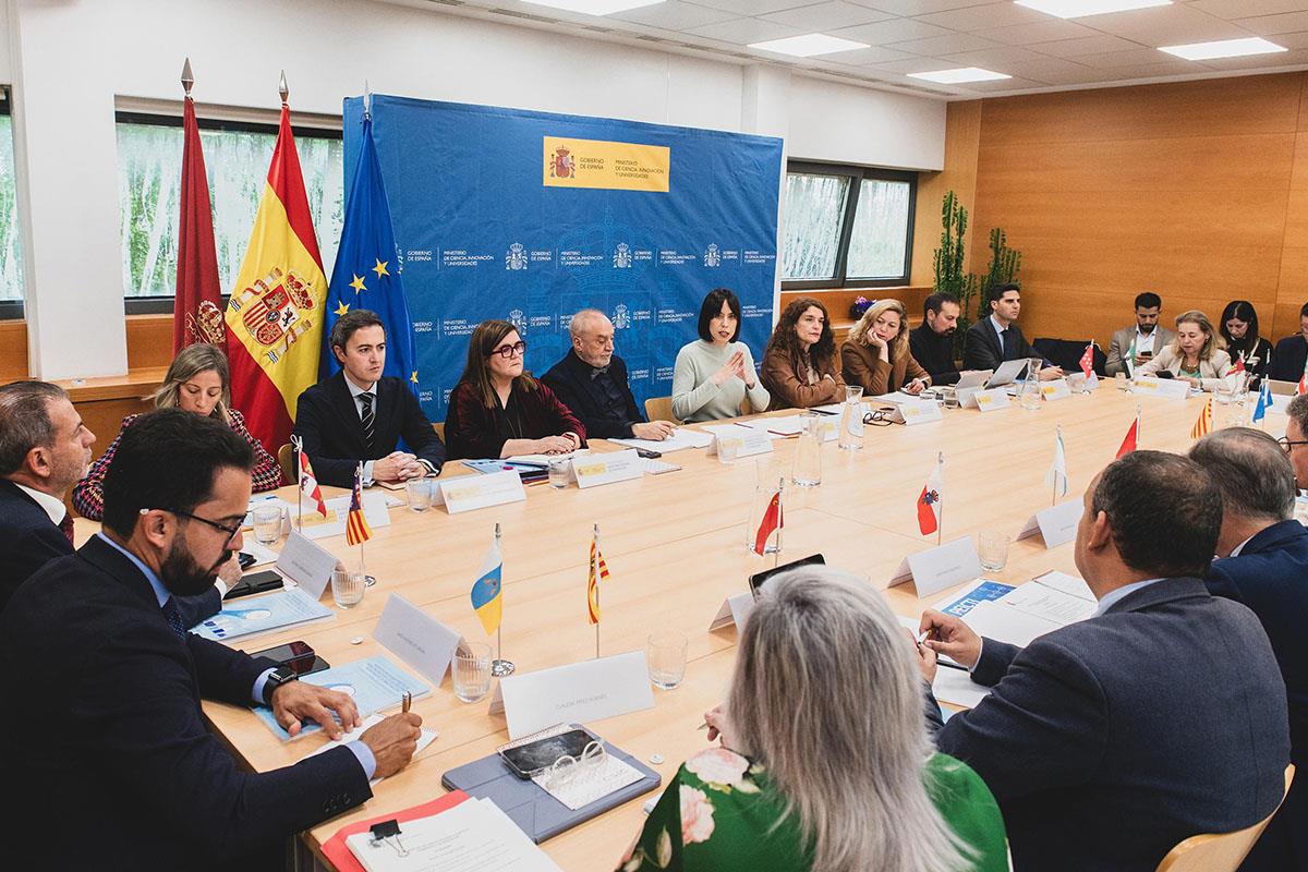 La ministra de Ciencia, Innovación y Universidades, Diana Morant, junto a los asistentes a la reunión