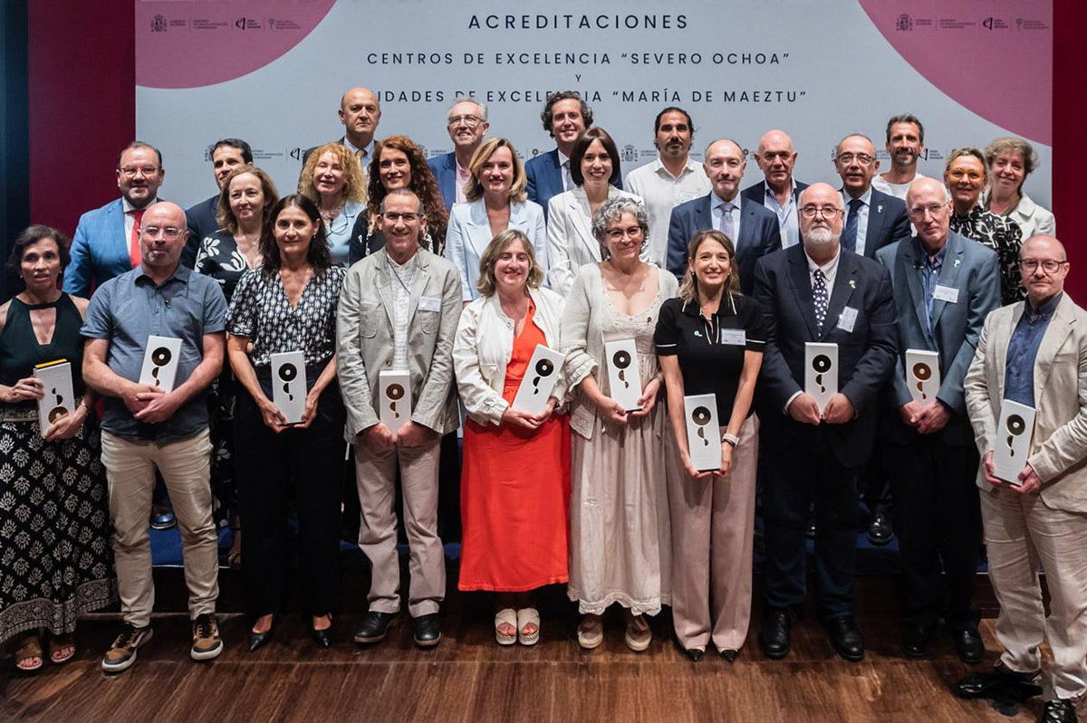 La ministra de Ciencia, Innovación y Universidades, Diana Morant, en la foto de familia del acto