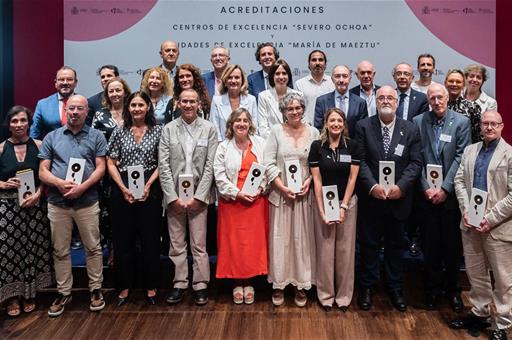 La ministra de Ciencia, Innovación y Universidades, Diana Morant, en la foto de familia del acto