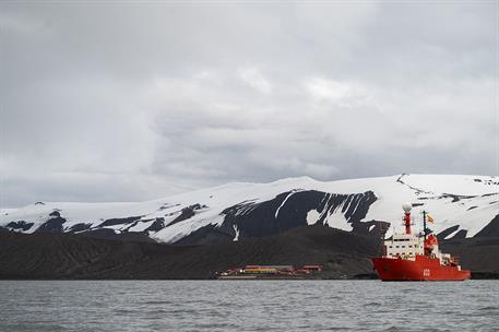 19/12/2025. Campaña de Investigación Antártica. El buque de investigación oceanográfica 'Hespérides' en la costa antártica.