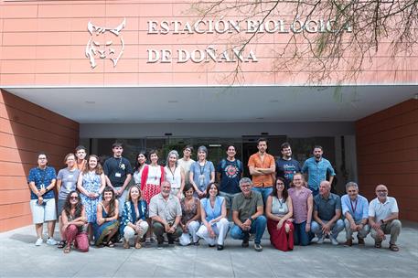 La ministra de Ciencia, Innovación y Universidades, Diana Morant, junto al personal de la Estación Biológica de Doñana