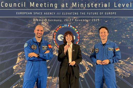 La ministra de Ciencia, Innovación y Universidades, Diana Morant, junto a los astronautas Pablo Álvarez y Matthias Maurer 