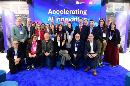  La ministra de Ciencia, Innovación y Universidades, Diana Morant, junto a otros asistentes al Mobile World Congress