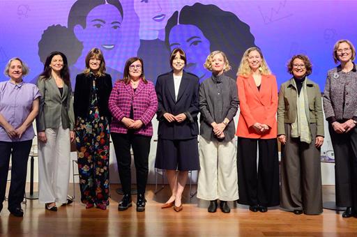 ​La ministra de Ciencia, Innovación y Universidades, Diana Morant, junto a las asistentes a la presentación del informe.